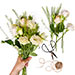 Euroflorist Strauß BOU17_106BMA "Floristen Design Weiß". Überraschungsstrauß von unseren Floristen von Hand gebunden mit weißen, saisonalen Blumen.
