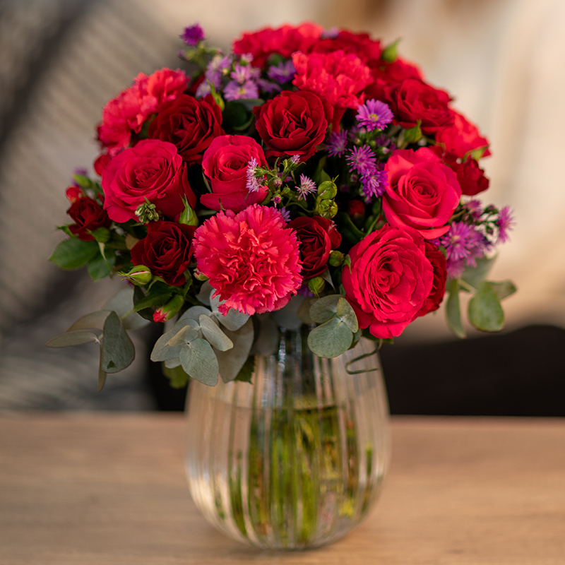 Midnight Red bouquet Euroflorist